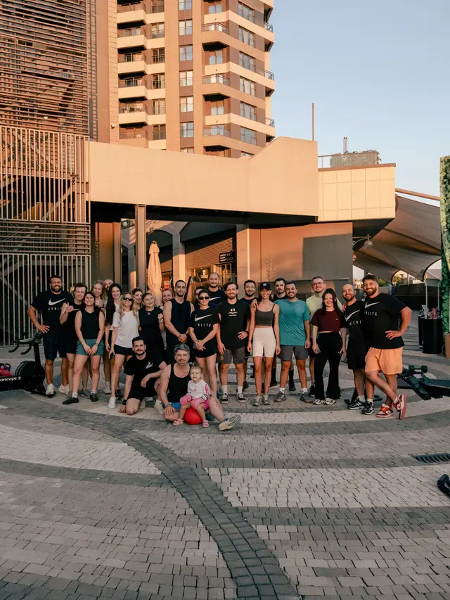 Açık havada antrenman sonrası toplu fotoğraf veren kulüp üyeleri